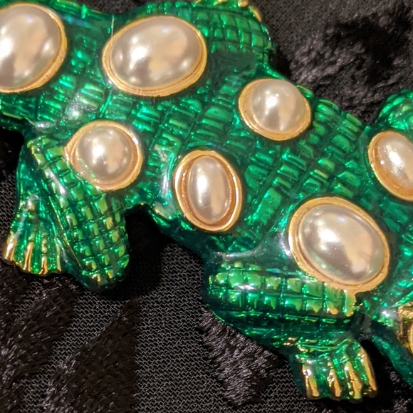 Kenneth Lane Vintage green enamel with pearl cabochon stones brooch - Picture 3 of 11